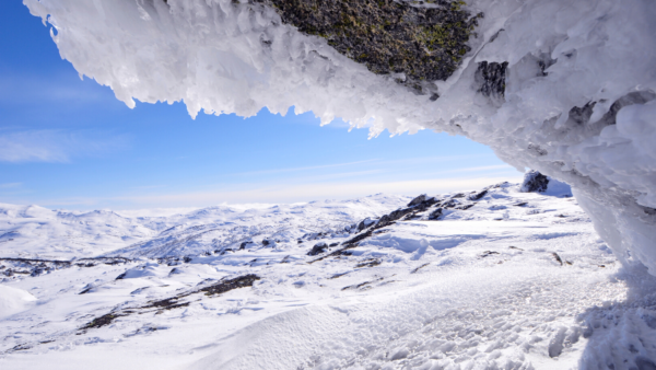 THE SNOWY MOUNTAINS AND THE MONARO:  RUGGED MOUNTAINS, GLACIAL LAKES AND WIND-SWEPT PLAINS